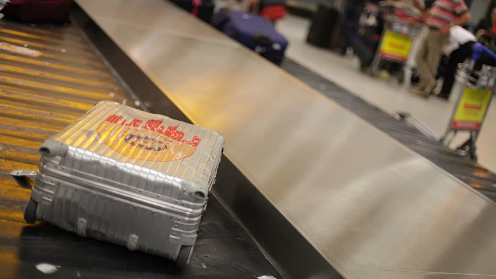 UE aprova novas regras para passageiros aéreos, do trolley ao reembolso