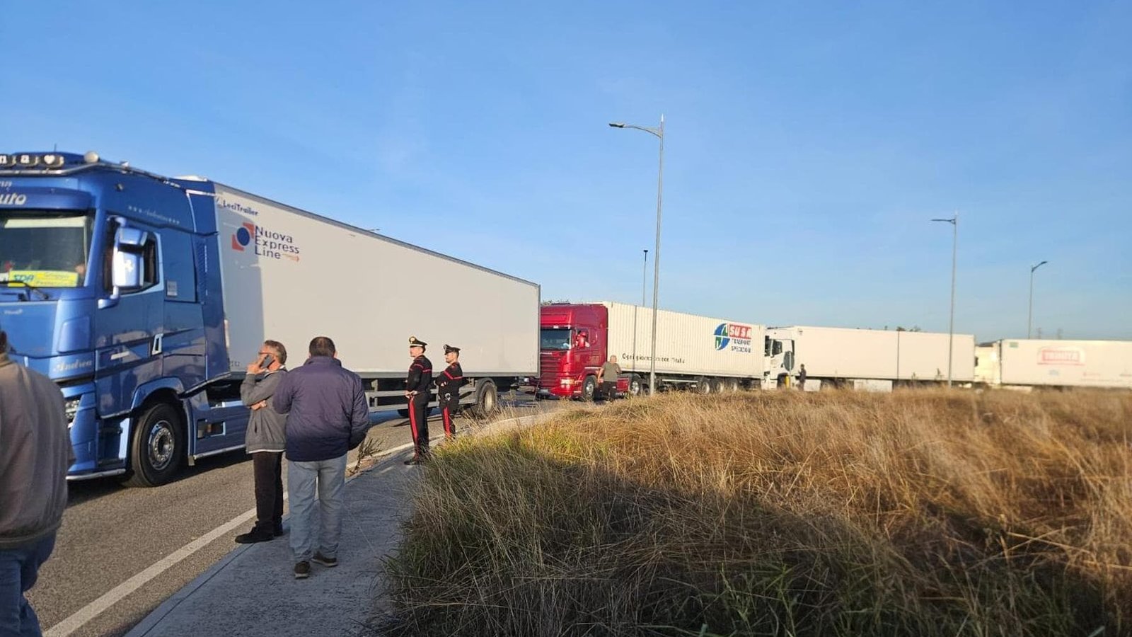 Protesto de caminhoneiros bloqueia tráfego nas autoestradas A1 e A30 na Itália