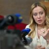 A primeira-ministra Giorgia Meloni apresentou o projeto de orçamento de 2027, que prevê mudanças tributárias e benefícios sociais | Foto: Nicolas Tucat/AFP