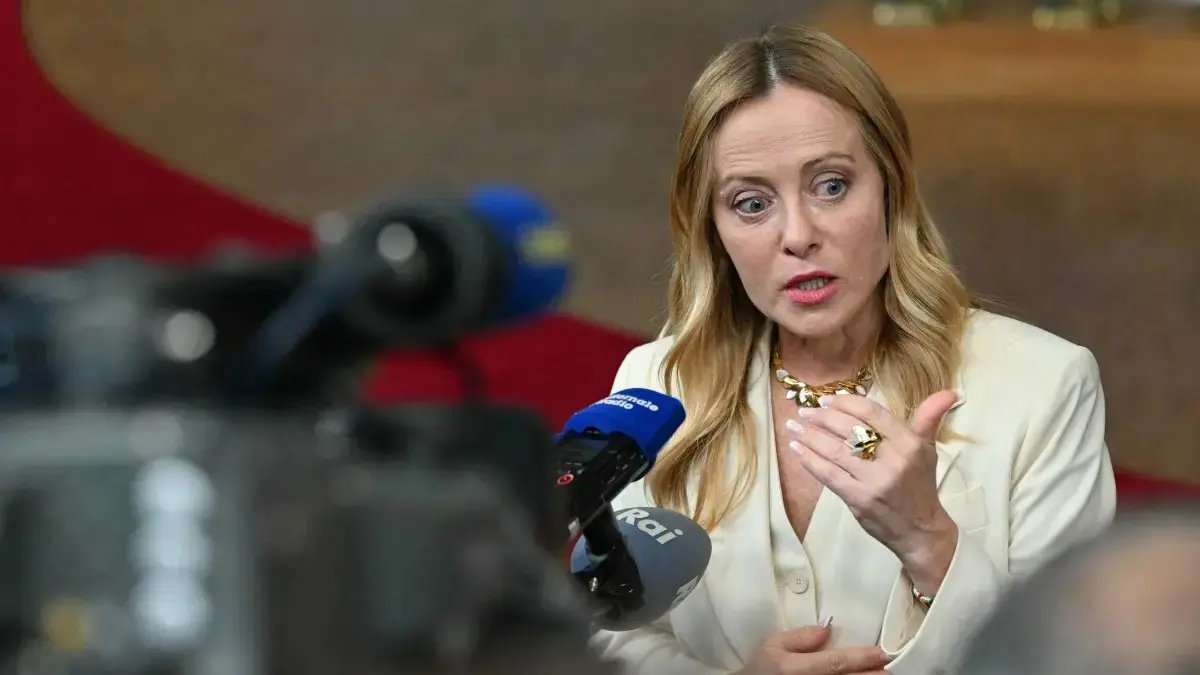 A primeira-ministra Giorgia Meloni apresentou o projeto de orçamento de 2027, que prevê mudanças tributárias e benefícios sociais | Foto: Nicolas Tucat/AFP