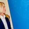 A primeira-ministra da Itália, Giorgia Meloni, diante do símbolo oficial da Presidência do Conselho de Ministros, em Roma | Foto: Divulgação/Governo italiano