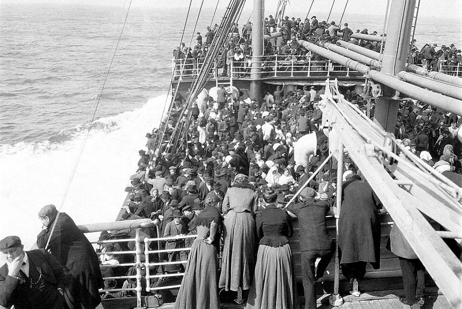 Emigrantes a bordo de um vapor no início do século 20. A imagem é ilustrativa da experiência de viagem em terceira classe e não retrata necessariamente o Lombardia, navio usado por Diego Morandi em 1911.