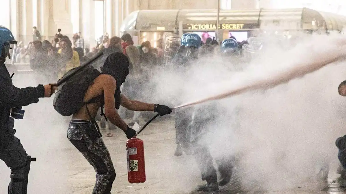Policiais atuam no centro de Milão após confrontos e depredações registrados durante manifestações na cidade
