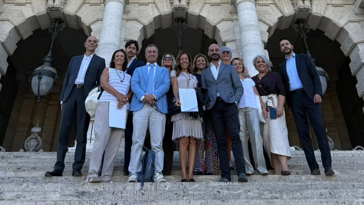 Integrantes do comitê promotor do referendo contra as restrições à cidadania italiana, diante da Corte de Cassação, em Roma, em setembro de 2026. A iniciativa apoiada pela Natitaliani foi suspensa após registrar baixa adesão à coleta de assinaturas | Foto: Divulgação