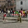 Brasileiros comparecem à Embaixada do Brasil, em Roma, para votar no segundo turno das eleições presidenciais, neste domingo (25)