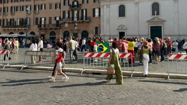 Brasileiros comparecem à Embaixada do Brasil, em Roma, para votar no segundo turno das eleições presidenciais, neste domingo (25)