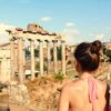 Turistas observam o Fórum Romano, em Roma. A área faz parte do Parque Arqueológico do Coliseu, que tem entrada gratuita no primeiro domingo de cada mês.