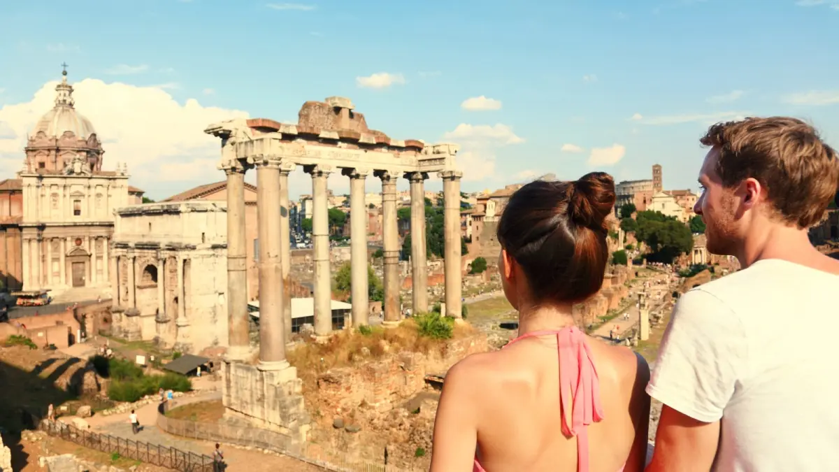 Turistas observam o Fórum Romano, em Roma. A área faz parte do Parque Arqueológico do Coliseu, que tem entrada gratuita no primeiro domingo de cada mês.