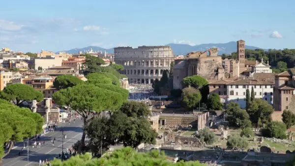 Vista do Coliseu e do Fórum Romano a partir do Vittoriano, em Roma