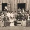 Mulheres e crianças de uma comunidade de imigrantes italianos em fotografia histórica. A formação de grandes famílias contribuiu para a expansão de sobrenomes de origem italiana no Brasil | Foto: Reprodução de acervo histórico