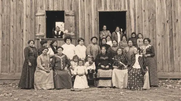 Mulheres e crianças de uma comunidade de imigrantes italianos em fotografia histórica. A formação de grandes famílias contribuiu para a expansão de sobrenomes de origem italiana no Brasil | Foto: Reprodução de acervo histórico