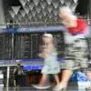 Passageiros circulam por terminal de aeroporto na Europa; novas regras aprovadas pelo Parlamento Europeu buscam facilitar reembolsos e ampliar os direitos dos viajantes.