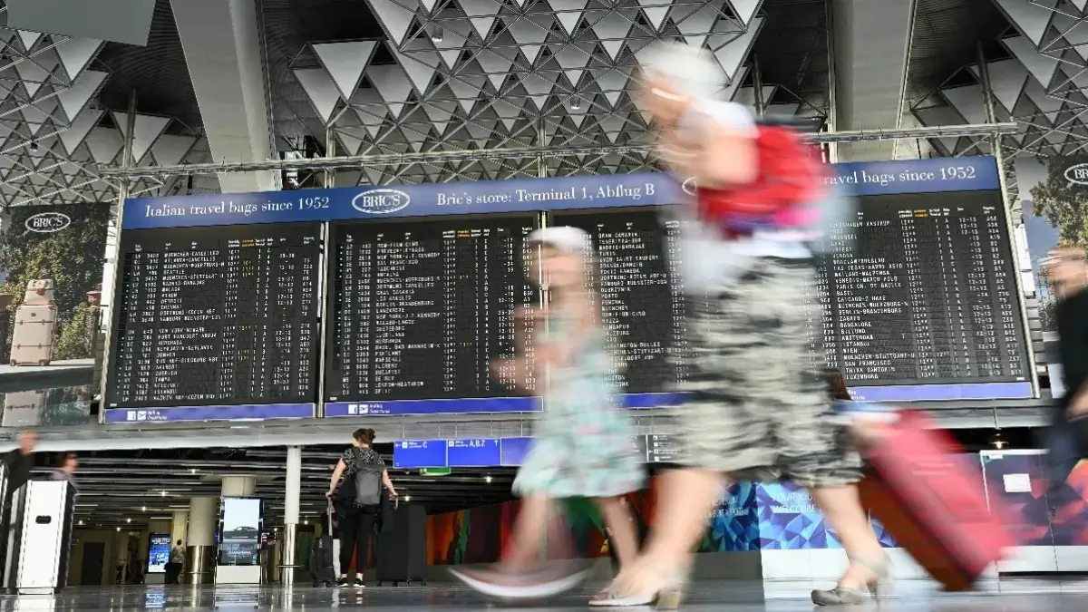 Passageiros circulam por terminal de aeroporto na Europa; novas regras aprovadas pelo Parlamento Europeu buscam facilitar reembolsos e ampliar os direitos dos viajantes.