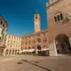 Piazza dei Signori, no centro histórico de Treviso, no Vêneto, cidade que deu origem ao sobrenome italiano Trevisan | Foto: Depositphotos