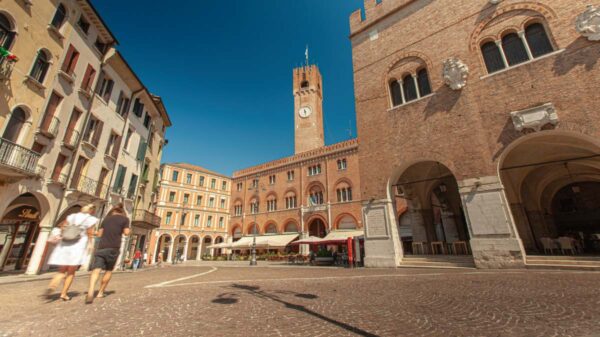 Piazza dei Signori, no centro histórico de Treviso, no Vêneto, cidade que deu origem ao sobrenome italiano Trevisan | Foto: Depositphotos