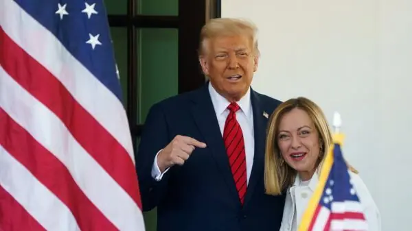 Donald Trump ao lado da primeira-ministra italiana, Giorgia Meloni, durante encontro na Casa Branca, em Washington | Foto: Reprodução
