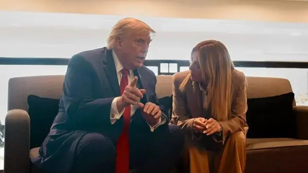 Trump conversa com a primeira-ministra italiana, Giorgia Meloni, em encontro bilateral | Foto: Reprodução