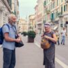 Turistas idosos caminham por uma rua de cidade italiana, em meio ao interesse crescente por experiências culturais e tradições locais | Foto: Depositphotos
