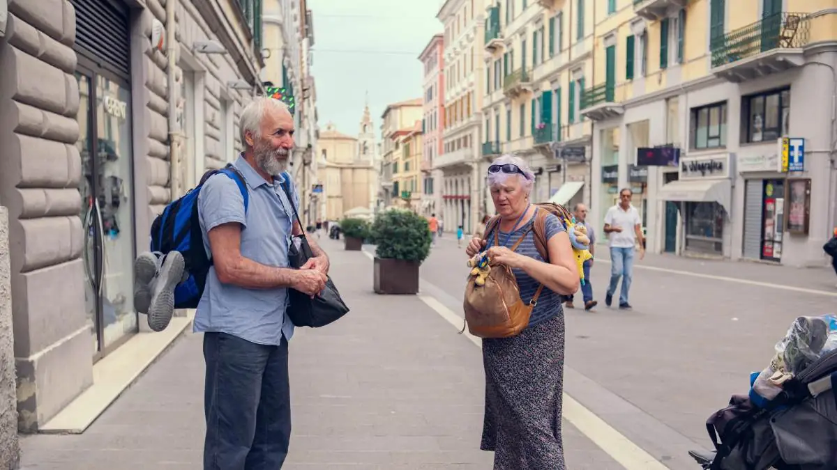 Turistas idosos caminham por uma rua de cidade italiana, em meio ao interesse crescente por experiências culturais e tradições locais | Foto: Depositphotos