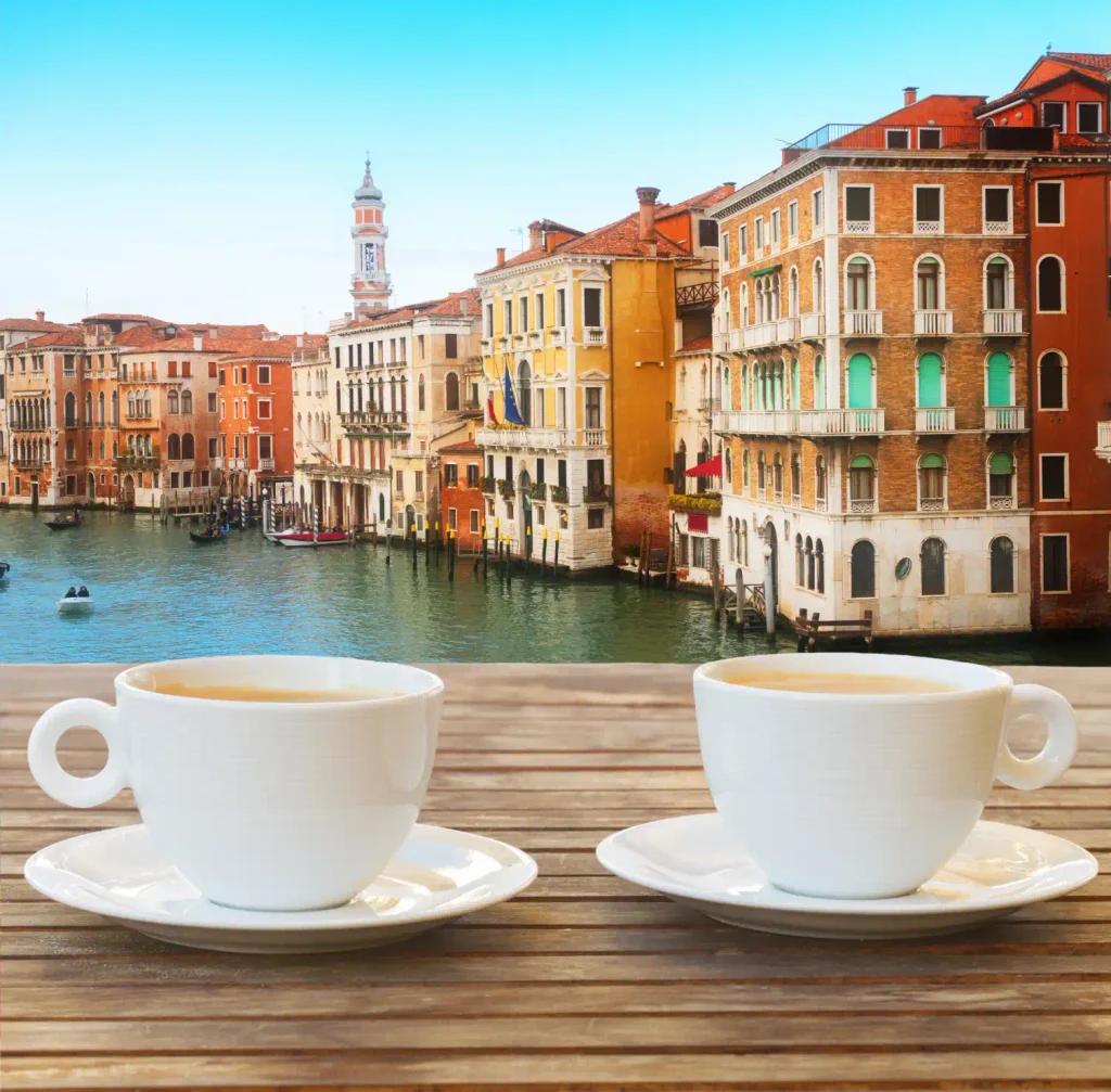 Xícara de café expresso sobre mesa de bar em Veneza.